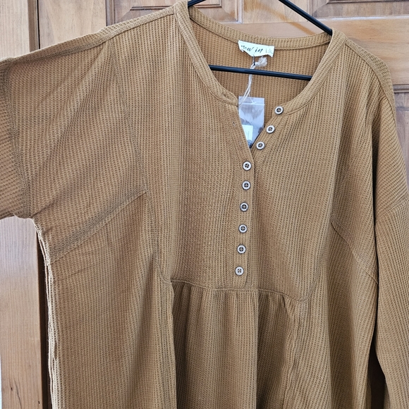 New In Women's Oversized Waffle Knit Henley Top - Picture 2 of 8
